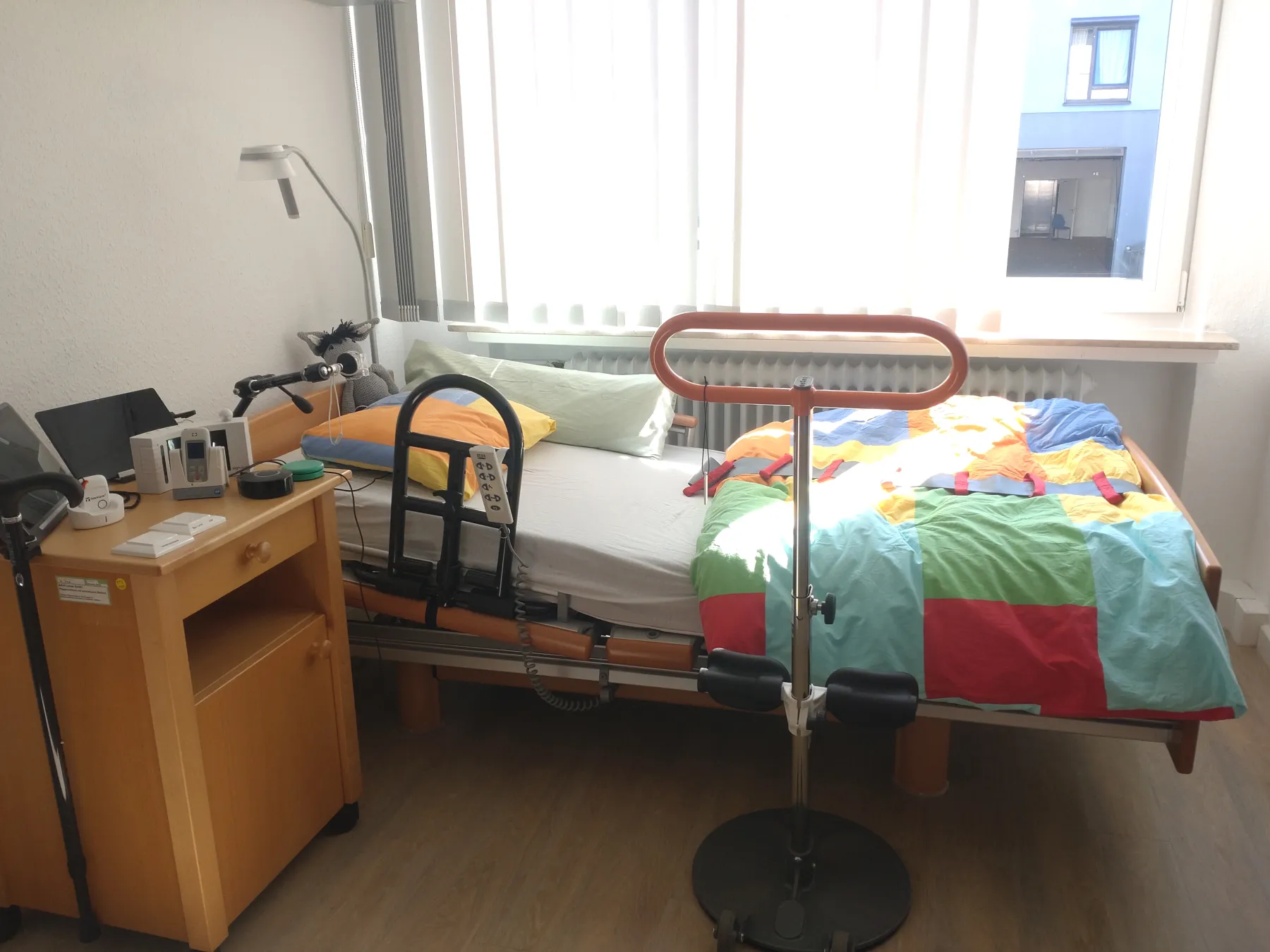 Foto des Ausstellungsbereichs Pflege mit diversen Hilfsmitteln rund um Körperpflege, Notrufsysteme und Aufstehhilfen.