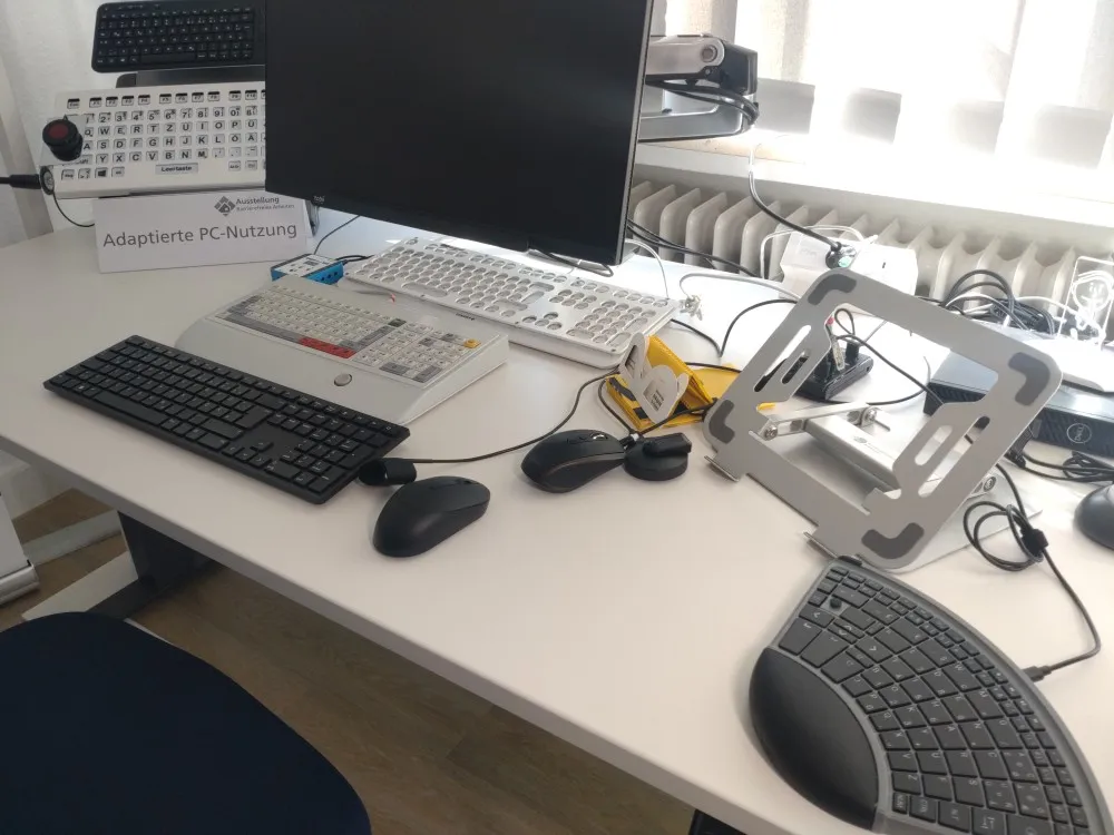 Diverse Tastaturen und Computermäuse, zum Beispiel Einhandtastatur oder Tastatur mit Raster.