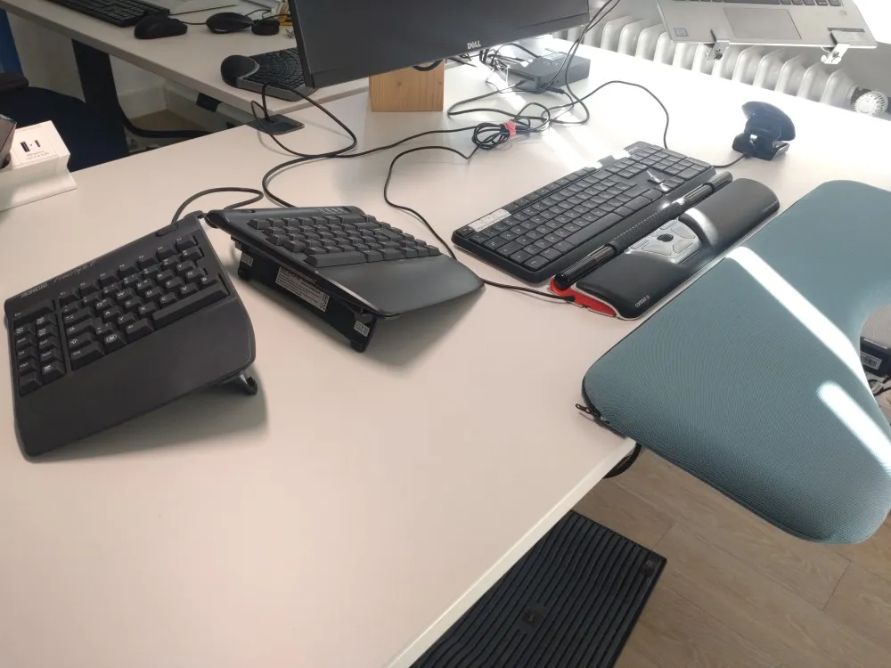 ergonomische Arbeitshilfen wie Tastaturen und Computermäuse.