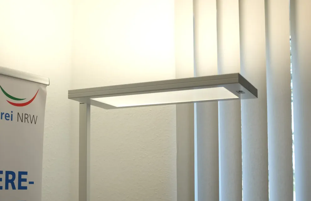 Stehlampe mit indirekter Beleuchtung