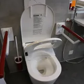 Foto eines geöffneten Dusch-WCs