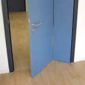 Halbgeöffnete Raumspartür