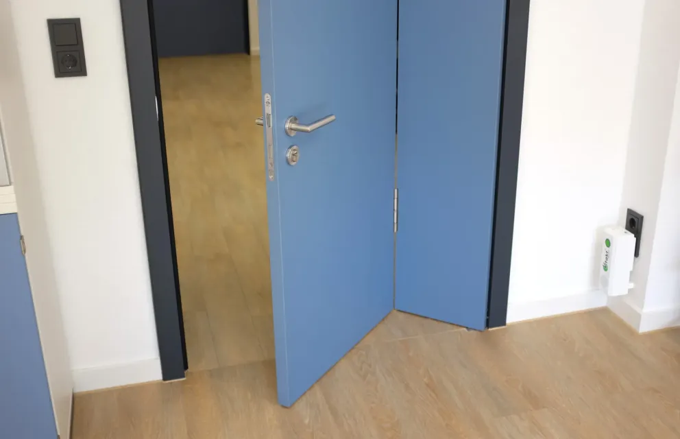 Halbgeöffnete Raumspartür