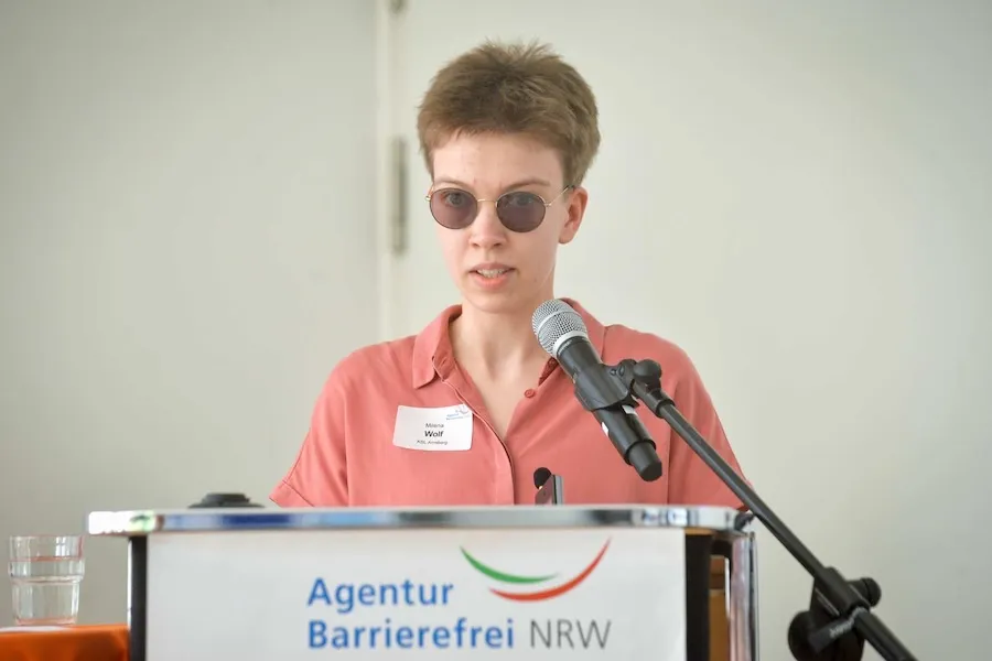 Milena Wolf hält am Rednerpult einen beeindruckenden Vortrag