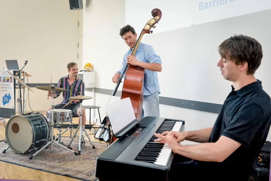 Das Jazz Ensemble open excess mit Schlagzeug, Kontrabass und Keyboard