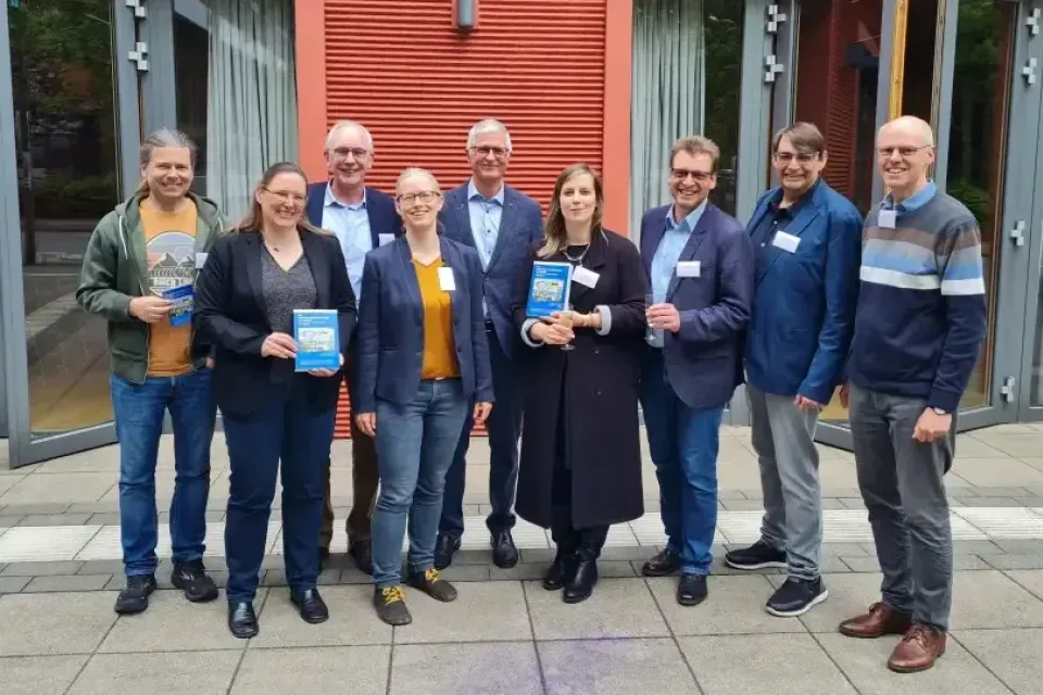 Gruppenbild mit Prof.-Ing. Christian Bühler in der Mitte sowie 8 Kolleginnen und Kollegen des KBV.