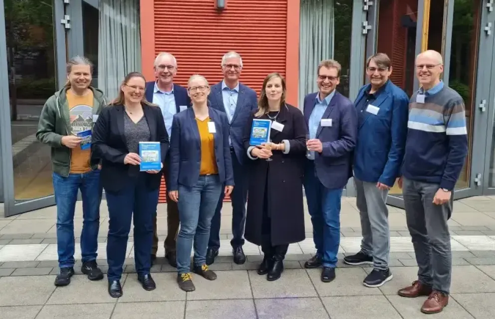 Gruppenbild mit Prof.-Ing. Christian Bühler in der Mitte sowie 8 Kolleginnen und Kollegen des KBV.