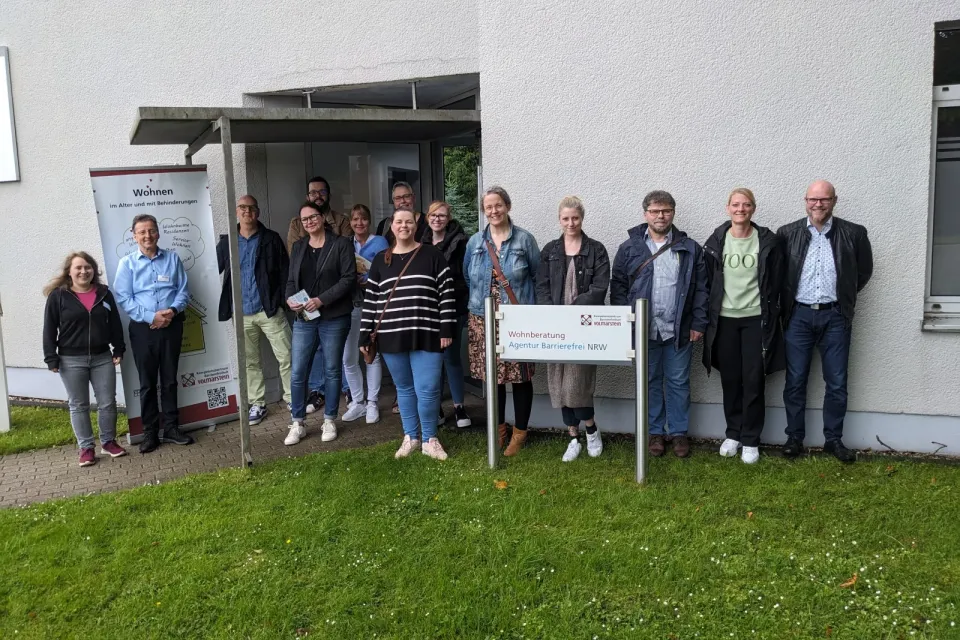 Gruppenfoto des Wohnberatungsteams Hanja Laumann und Hans-Werner Geburek mit den 12 Pflegeberatungskräften der AOK NordWest vor dem Gebäude.