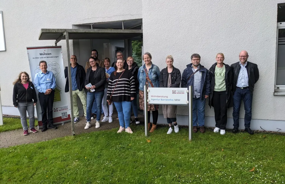 Gruppenfoto des Wohnberatungsteams Hanja Laumann und Hans-Werner Geburek mit den 12 Pflegeberatungskräften der AOK NordWest vor dem Gebäude.