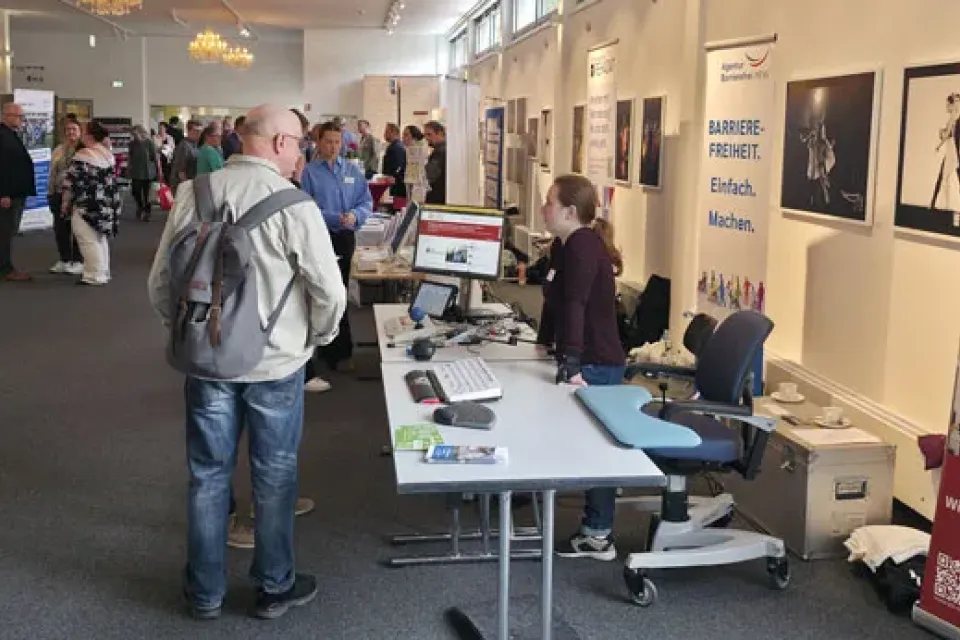 KBV-Mitarbeiterin Hanja Lauman berät am Stand der Agentur Barrierefrei NRW