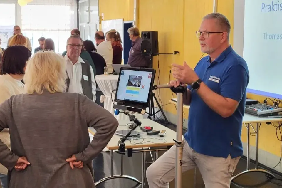 Teilnehmende der Schulung erproben eine Kopfsteuerung für die Umfeldkontrolle