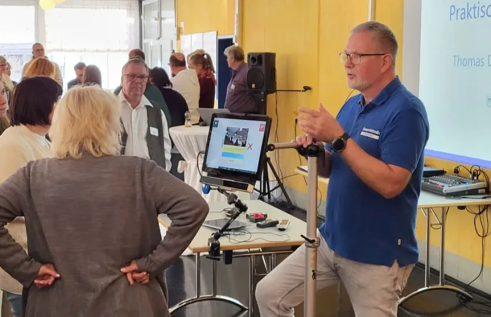 Teilnehmende der Schulung erproben eine Kopfsteuerung für die Umfeldkontrolle