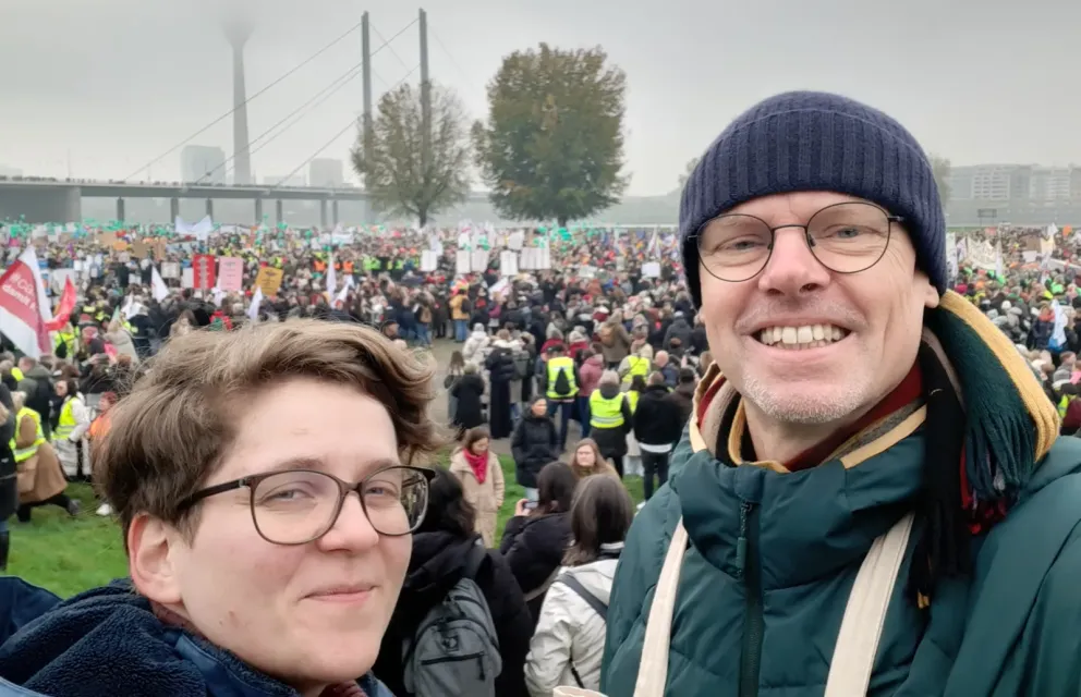 zwei Mitarbeitende des KBV vor einer Menschenmenge