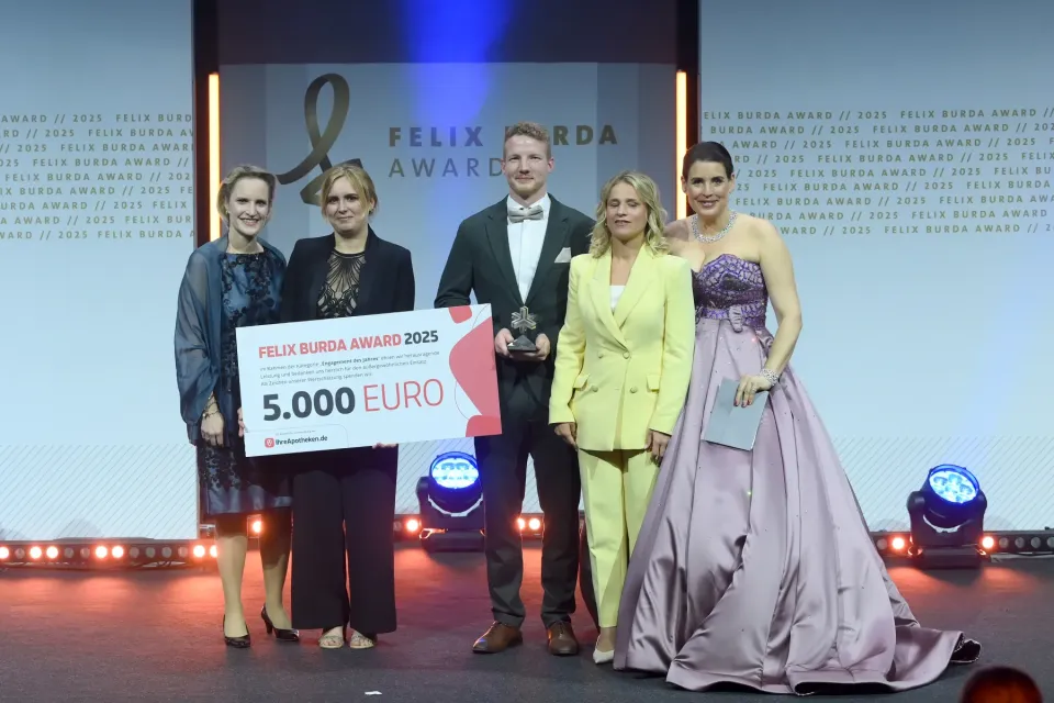Foto der Übergabe des Preises in Höhe von 5.000 Euro durch Verena Bentele, hier zusammen mit den Moderatoren der Gala, an Giulia Kuchmann und Clemens Kraemer.