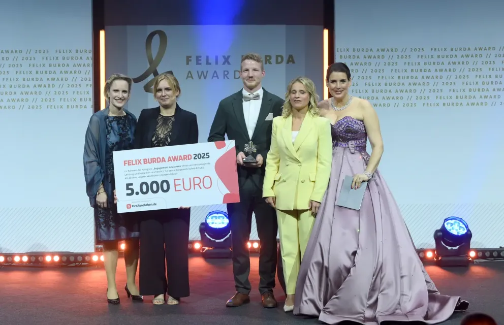 Foto der Übergabe des Preises in Höhe von 5.000 Euro durch Verena Bentele, hier zusammen mit den Moderatoren der Gala, an Giulia Kuchmann und Clemens Kraemer.