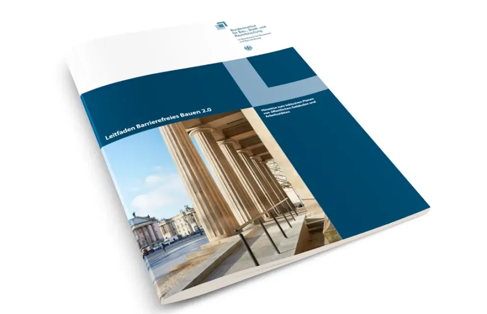 Deckblatt des Leitfadens Barrierefreies Bauen 2.0, das einen Eingangsbereich mit Rampe eines öffentlichen Gebäudes mit Säulen zeigt.