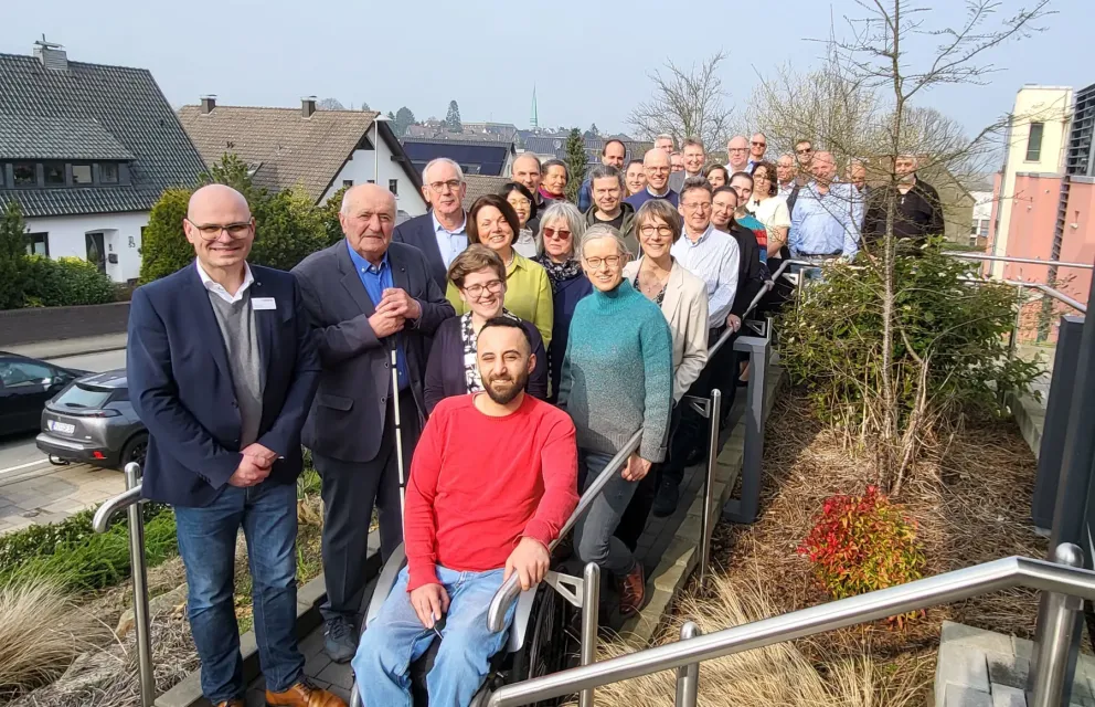 Gruppenbild Wolfgang Schmitz umgeben von Gästen und Kollegen.
