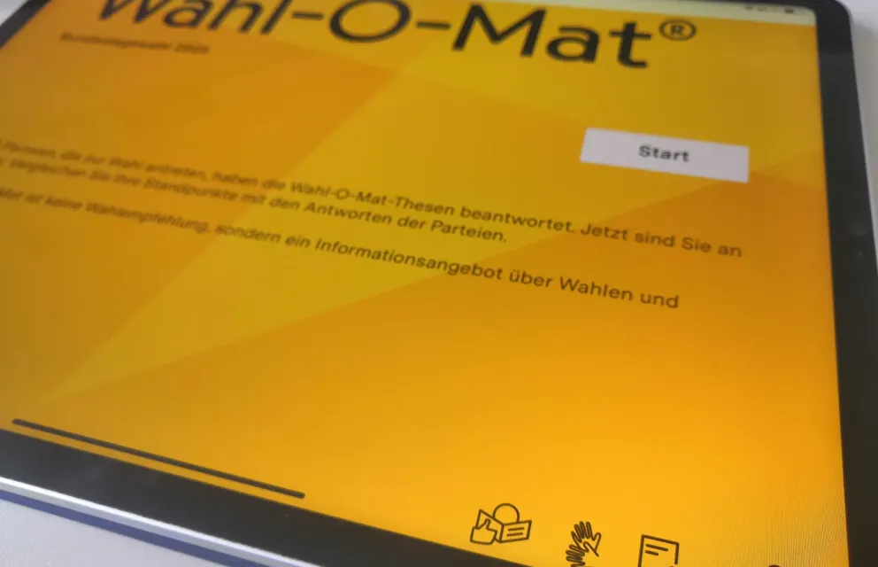 Wahl-O-Mat-App auf einem Tablet mit den Icons für Leichte Sprache, DGS und Vorlesen im Vordergrund.