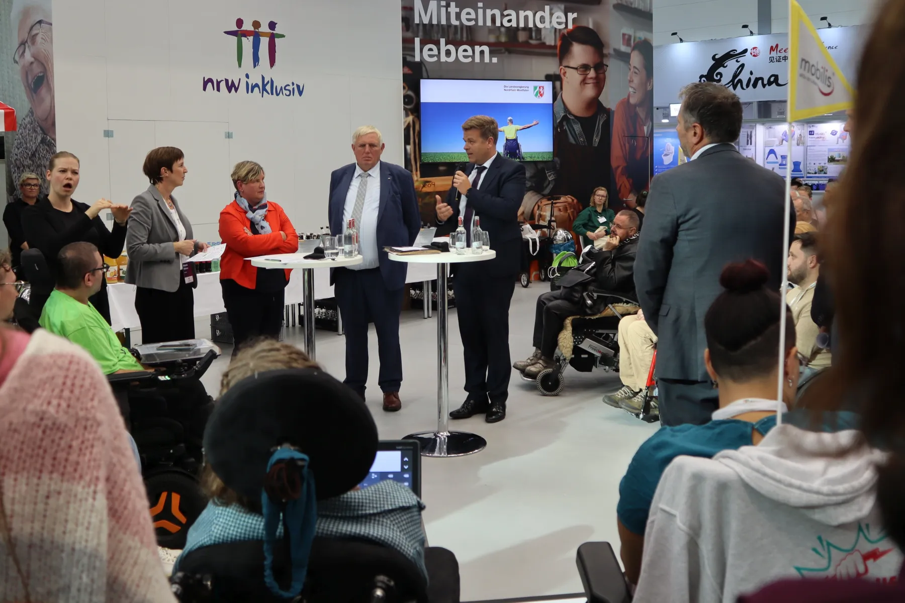 Gesprächsrunde auf dem NRW inklusiv Stand mit der Behindertenbeauftragten, dem Minister und dem Staatssekretär des Ministeriums für Arbeit, Gesundheit und Soziales NRW mit Link zur vergrößerten Ansicht.