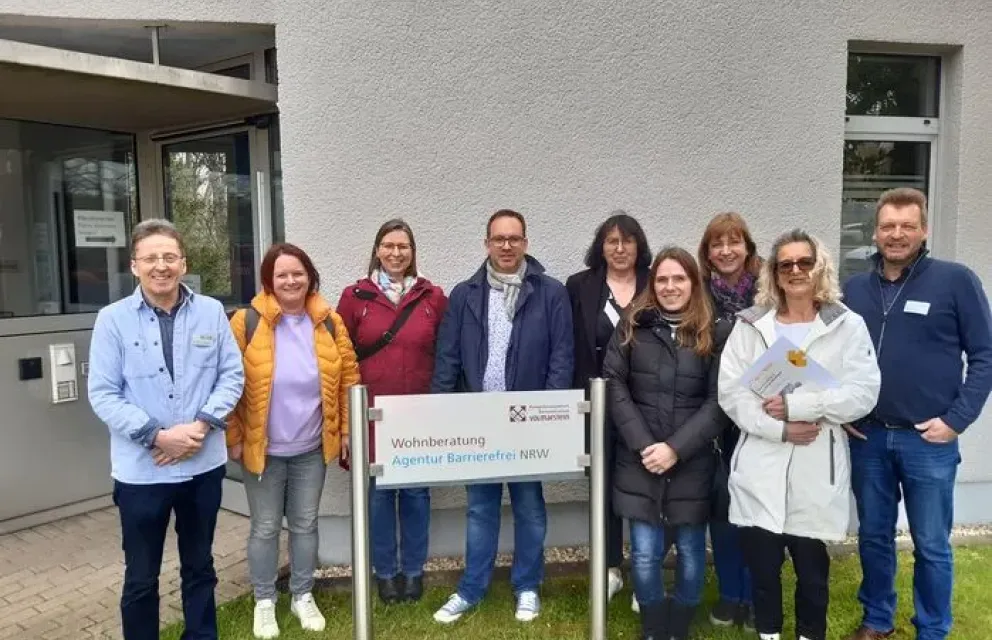 Gruppenbild von den Mitarbeitenden des Sozialgerichts vor dem Gebäude der Beratungsstelle technische Hilfen bei der Agentur Barrierefrei.