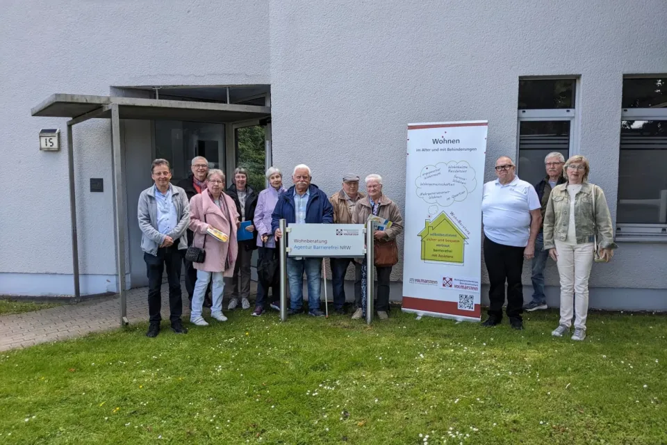 Gruppenfoto vor dem Gebäude von dem Wohnberater Hans-Werner Geburek mit der 10-köpfigen Seniorenvertretung aus Witten.