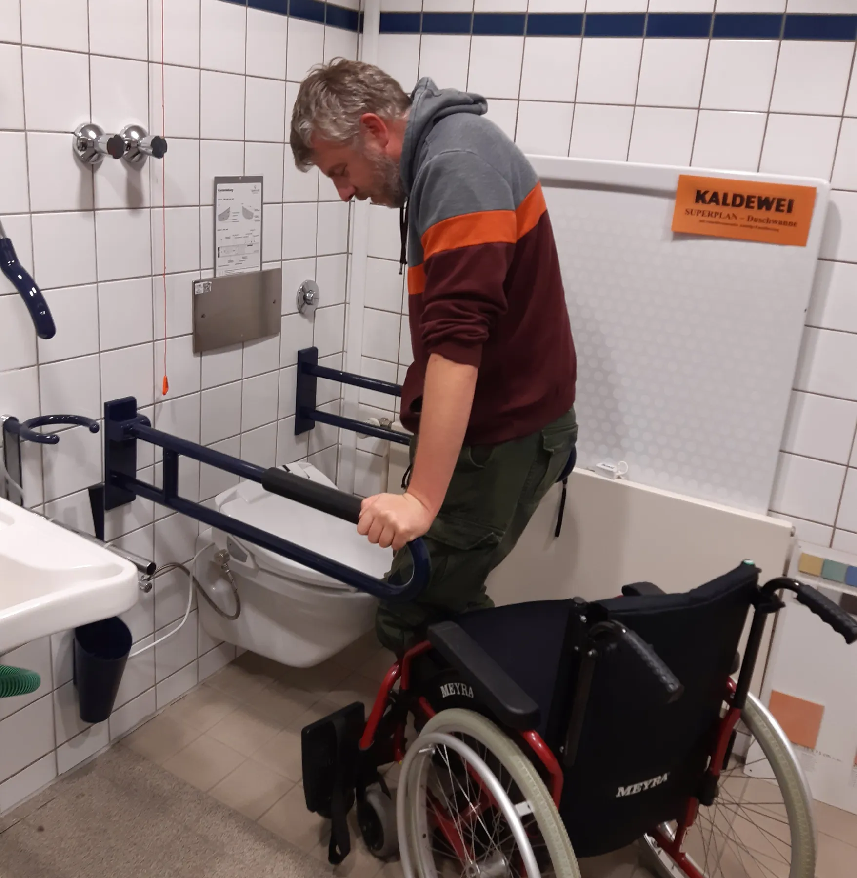 Selbsterfahrung beim Umsetzen vom Rollstuhl auf ein barrierefreies WC.