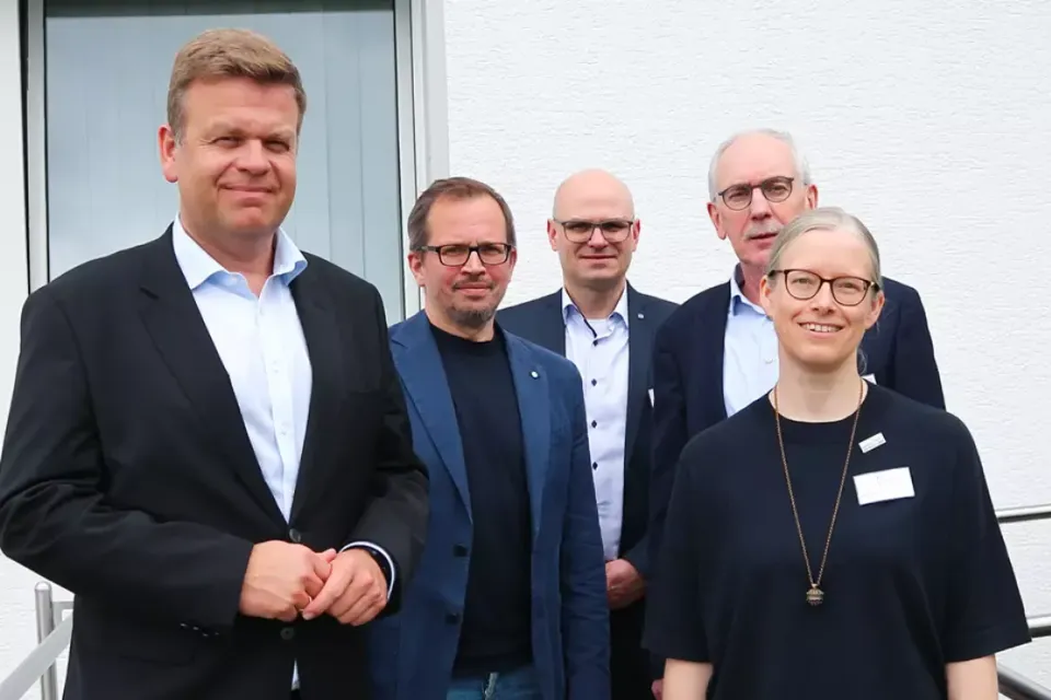 Gruppenfoto Staatssekretär Matthias Heidmeier, Vorstand der Evangelischen Stiftung Volmarstein, Markus Bachmann, Dirk Domann als Geschäftsbereichsleiter, Wolfgang Schmitz, Leiter des KBV, und Annika Nietzio, stellvertretende Leiterin.