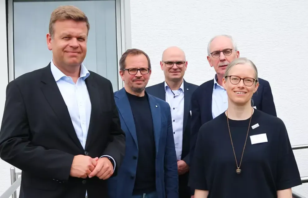 Gruppenfoto Staatssekretär Matthias Heidmeier, Vorstand der Evangelischen Stiftung Volmarstein, Markus Bachmann, Dirk Domann als Geschäftsbereichsleiter, Wolfgang Schmitz, Leiter des KBV, und Annika Nietzio, stellvertretende Leiterin.