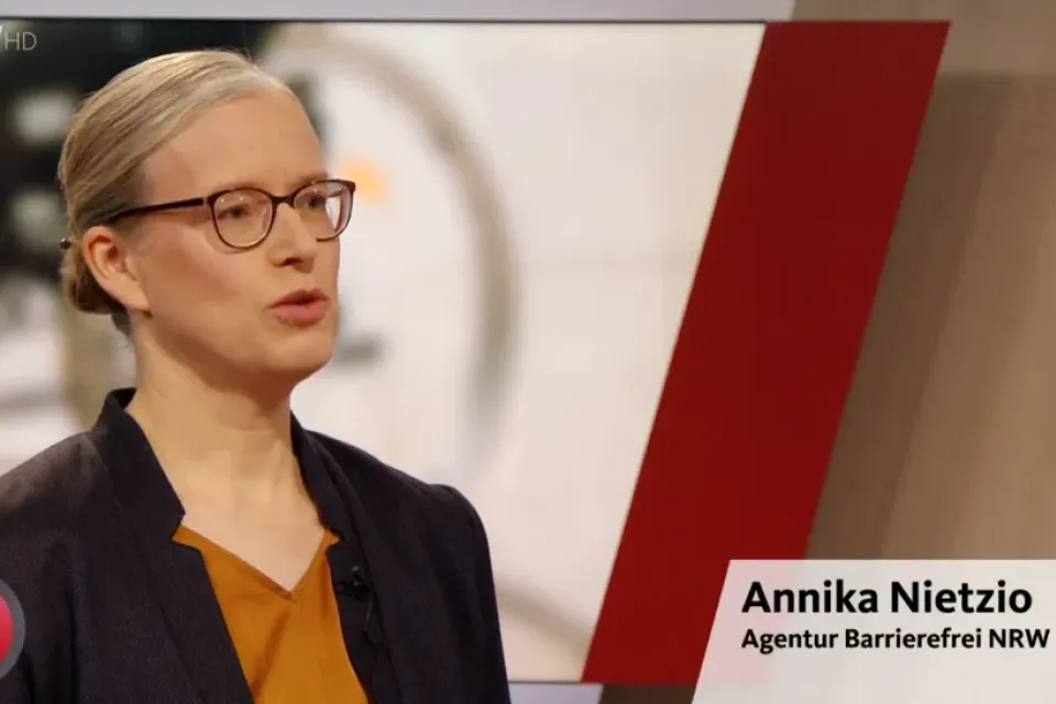 Annika Nietzio von der Agentur Barrierefrei NRW spricht in der Sendung Lokalzeit Dortmund