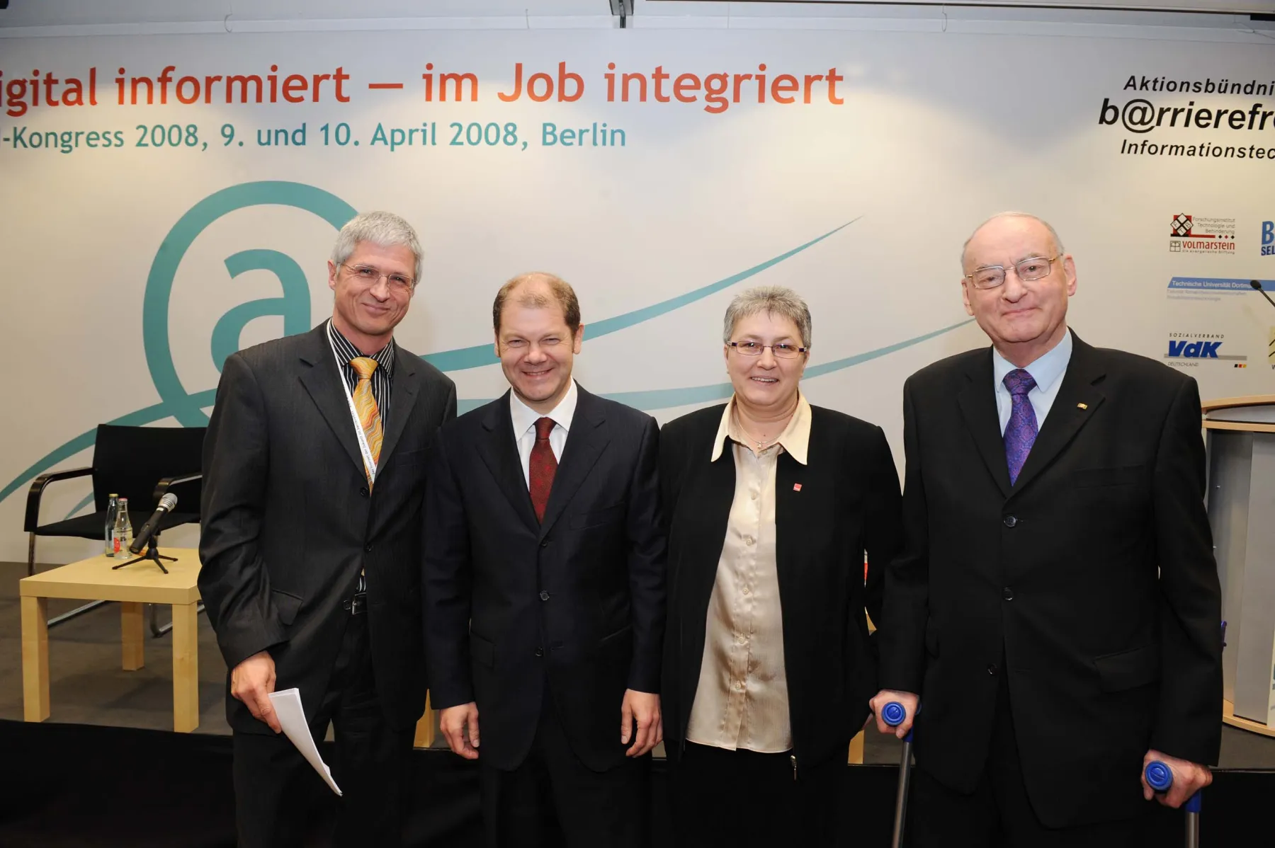 Foto von Prof. Bühler mit den Grußwort-Rednern beim Kongress Digital informiert - im Job integriert.