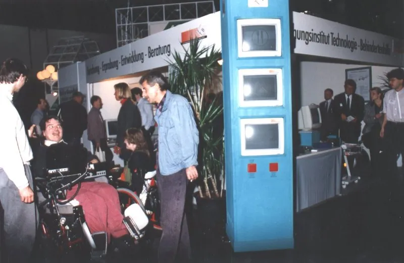 Stand des FTB auf der Rehacare 1993 mit einer Monitorsäule.