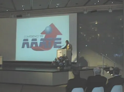 Blick aus dem Publikum auf eine große Bühne auf der Professor Bühler vor dem AAATE-Logo der Konferenz am Rednerpult steht.