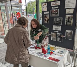 Wohnberaterin Hanja Laumann erläutert in einer Apotheke Alltagshilfsmittel für den Haushalt wie Flaschenöffner.