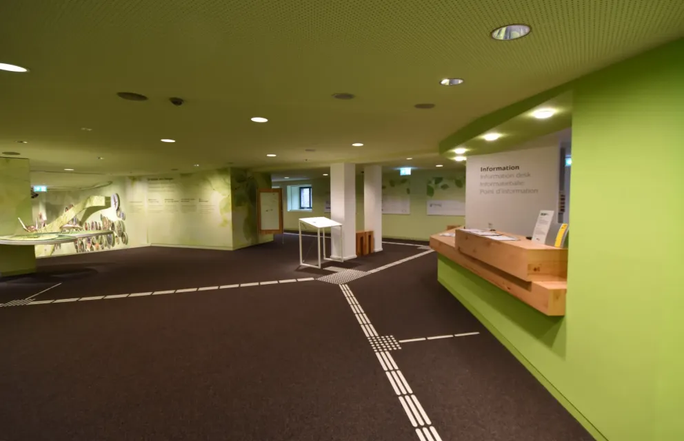 Eingangsbereich mit Infotresen und Leitsystem