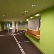 Eingangsbereich mit Infotresen und Leitsystem
