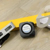 Messwerkzeuge: Wasserwaage, Kofferwaage, Zollstock, Maßband, Simulationsbrille